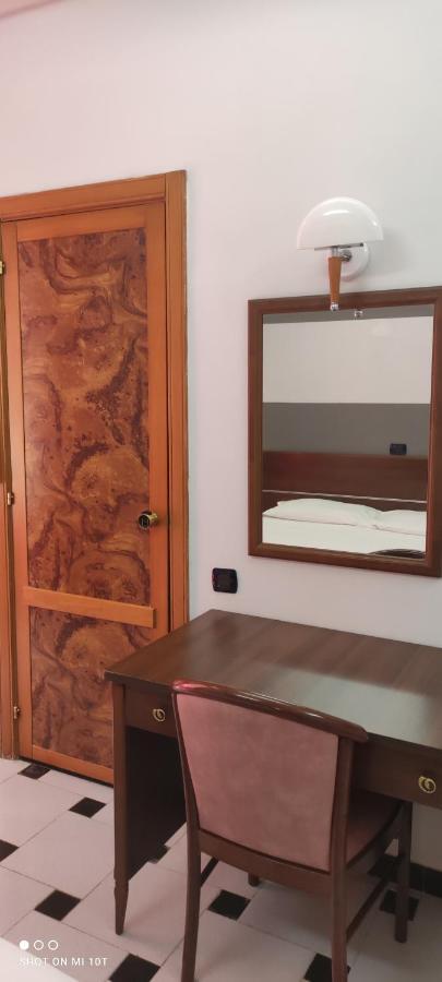 Hotel Luna Rossa Nápoly Kültér fotó